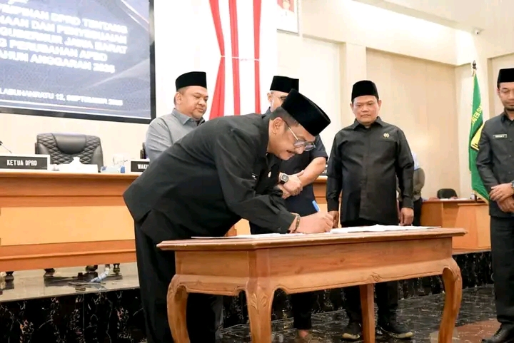 PARIPURNA,  KEPUTUSAN PIMPINAN DRPD TERKAIT EVALUASI GUBERNUR TERHADAP RAPERDA PERUBAHAN APBD 2025

DPRD Kabupaten Sukabumi menggelar rapat paripurna agenda penyampaian keputusan pimpinan DPRD terkait hasil evaluasi Gubernur Jawa Barat terhadap Rancangan Peraturan Daerah (Raperda) tentang Perubahan Anggaran Pendapatan dan Belanja Daerah (APBD) Tahun Anggaran 2025. Paripurna berlangsung di Ruang Sidang DPRD Kabupaten Sukabumi, Jumat (12/9/2025).

Bupati Sukabumi, H Asep Japar, yang hadir langsung dalam rapat tersebut menegaskan bahwa seluruh proses penyempurnaan perubahan APBD telah melalui tahapan evaluasi gubernur. Menurutnya, penyempurnaan hasil evaluasi menjadi dasar penetapan Perubahan APBD 2025. 

 "Hasil evaluasi Gubernur Jawa Barat tertuang dalam Keputusan Nomor 903/Kep.563-BPKAD/2025 dan telah dibahas serta disepakati bersama antara Badan Anggaran DPRD dan Tim Anggaran Pemerintah Daerah," ujarnya.

Bupati juga menyampaikan apresiasi kepada pimpinan dan seluruh anggota DPRD Sukabumi atas kerja sama yang terjalin. 

"Dengan adanya penyempurnaan ini, kita dapat segera menetapkan Perubahan APBD 2025 yang lebih sesuai dengan kebutuhan pembangunan daerah," tambahnya.

Bupati menuturkan bahwa keputusan ini merupakan tahap akhir dari proses pembahasan perubahan anggaran, sekaligus memastikan bahwa kebijakan fiskal daerah tetap selaras dengan arahan Pemerintah Provinsi Jawa Barat.