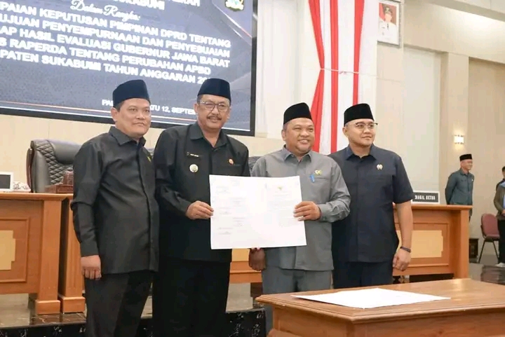 PARIPURNA,  KEPUTUSAN PIMPINAN DRPD TERKAIT EVALUASI GUBERNUR TERHADAP RAPERDA PERUBAHAN APBD 2025

DPRD Kabupaten Sukabumi menggelar rapat paripurna agenda penyampaian keputusan pimpinan DPRD terkait hasil evaluasi Gubernur Jawa Barat terhadap Rancangan Peraturan Daerah (Raperda) tentang Perubahan Anggaran Pendapatan dan Belanja Daerah (APBD) Tahun Anggaran 2025. Paripurna berlangsung di Ruang Sidang DPRD Kabupaten Sukabumi, Jumat (12/9/2025).

Bupati Sukabumi, H Asep Japar, yang hadir langsung dalam rapat tersebut menegaskan bahwa seluruh proses penyempurnaan perubahan APBD telah melalui tahapan evaluasi gubernur. Menurutnya, penyempurnaan hasil evaluasi menjadi dasar penetapan Perubahan APBD 2025. 

 "Hasil evaluasi Gubernur Jawa Barat tertuang dalam Keputusan Nomor 903/Kep.563-BPKAD/2025 dan telah dibahas serta disepakati bersama antara Badan Anggaran DPRD dan Tim Anggaran Pemerintah Daerah," ujarnya.

Bupati juga menyampaikan apresiasi kepada pimpinan dan seluruh anggota DPRD Sukabumi atas kerja sama yang terjalin. 

"Dengan adanya penyempurnaan ini, kita dapat segera menetapkan Perubahan APBD 2025 yang lebih sesuai dengan kebutuhan pembangunan daerah," tambahnya.

Bupati menuturkan bahwa keputusan ini merupakan tahap akhir dari proses pembahasan perubahan anggaran, sekaligus memastikan bahwa kebijakan fiskal daerah tetap selaras dengan arahan Pemerintah Provinsi Jawa Barat.