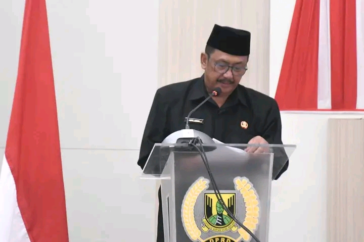 PARIPURNA,  KEPUTUSAN PIMPINAN DRPD TERKAIT EVALUASI GUBERNUR TERHADAP RAPERDA PERUBAHAN APBD 2025

DPRD Kabupaten Sukabumi menggelar rapat paripurna agenda penyampaian keputusan pimpinan DPRD terkait hasil evaluasi Gubernur Jawa Barat terhadap Rancangan Peraturan Daerah (Raperda) tentang Perubahan Anggaran Pendapatan dan Belanja Daerah (APBD) Tahun Anggaran 2025. Paripurna berlangsung di Ruang Sidang DPRD Kabupaten Sukabumi, Jumat (12/9/2025).

Bupati Sukabumi, H Asep Japar, yang hadir langsung dalam rapat tersebut menegaskan bahwa seluruh proses penyempurnaan perubahan APBD telah melalui tahapan evaluasi gubernur. Menurutnya, penyempurnaan hasil evaluasi menjadi dasar penetapan Perubahan APBD 2025. 

 "Hasil evaluasi Gubernur Jawa Barat tertuang dalam Keputusan Nomor 903/Kep.563-BPKAD/2025 dan telah dibahas serta disepakati bersama antara Badan Anggaran DPRD dan Tim Anggaran Pemerintah Daerah," ujarnya.

Bupati juga menyampaikan apresiasi kepada pimpinan dan seluruh anggota DPRD Sukabumi atas kerja sama yang terjalin. 

"Dengan adanya penyempurnaan ini, kita dapat segera menetapkan Perubahan APBD 2025 yang lebih sesuai dengan kebutuhan pembangunan daerah," tambahnya.

Bupati menuturkan bahwa keputusan ini merupakan tahap akhir dari proses pembahasan perubahan anggaran, sekaligus memastikan bahwa kebijakan fiskal daerah tetap selaras dengan arahan Pemerintah Provinsi Jawa Barat.